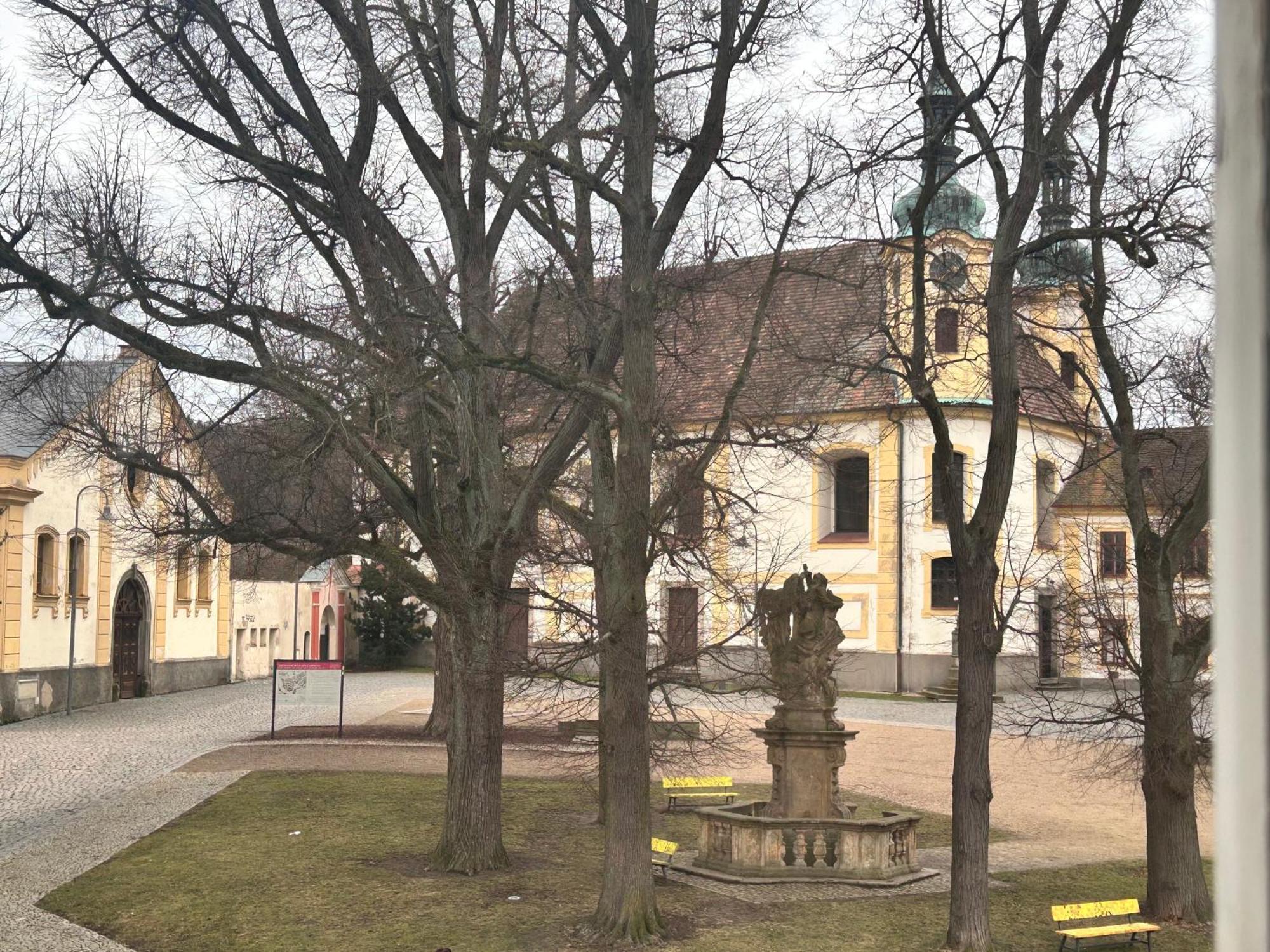 Restaurace A Penzion Podloubi Opočno 외부 사진