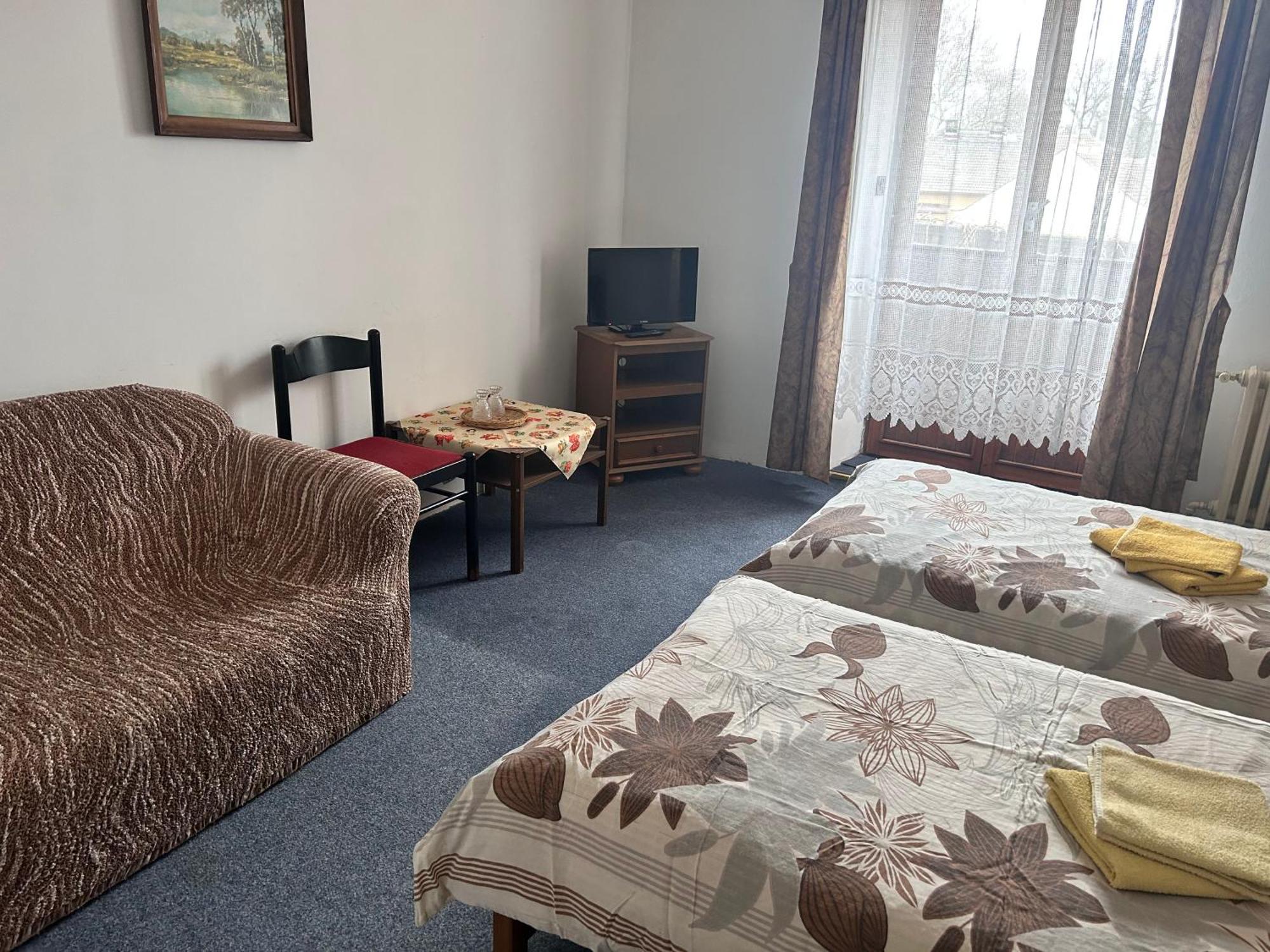 Restaurace A Penzion Podloubi Opočno 외부 사진